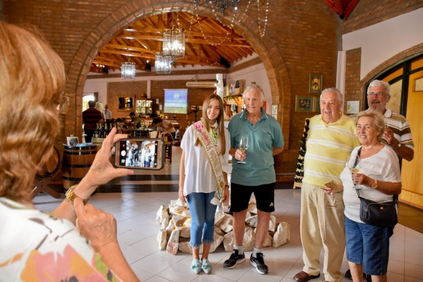 BODEGA CON TURISTAS 3.jpg